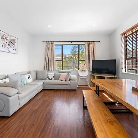 Lakeview Oasis With 6 Bedrooms & 3 Bathrooms